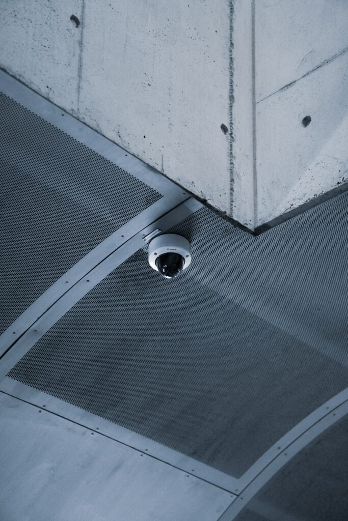 En İyi Akıllı Ev Kamerası (2025): Evinizi 7/24 Gözlemleyin ve Huzurlu Kalın (Kapsamlı Rehber) Bjorn Magnus Kristiansen GENiXIFKmc4 Unsplash 683x1024