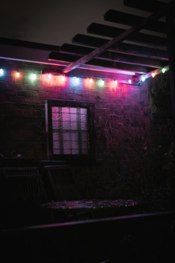 Akıllı Aydınlatma Sistemleri: Evinizin Atmosferini ve Enerjisini Akıllıca Yönetin (Kapsamlı Rehber) Elliott ZR0islWTdX4 Unsplash 684x1024