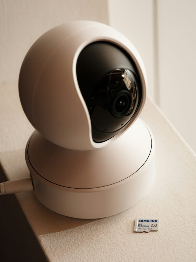 En İyi Akıllı Ev Kamerası (2025): Evinizi 7/24 Gözlemleyin ve Huzurlu Kalın (Kapsamlı Rehber) Samsung Memory XIqOsD4IrpQ Unsplash 768x1024